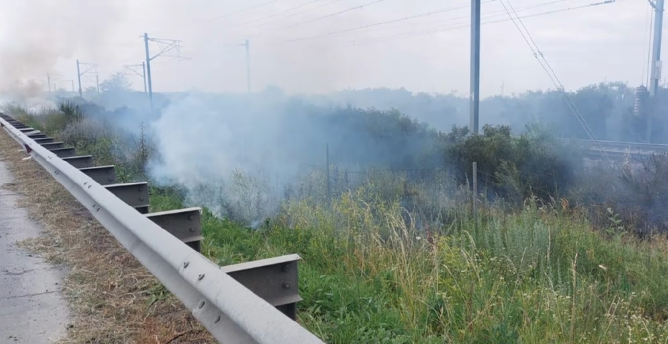 Trafic blocat pe autostrada A2 Bucureşti-Constanţa, pe ambele sensuri, din cauza unui incendiu de vegetaţie. Circulația a fost deviată