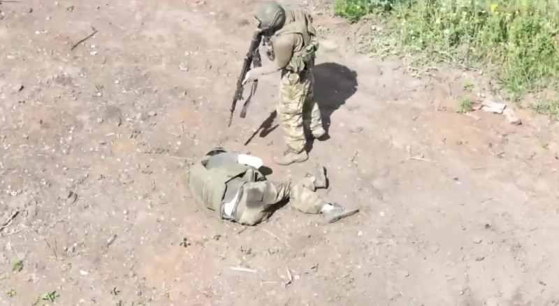 soldat-rus-execută-un-camarad-rănit