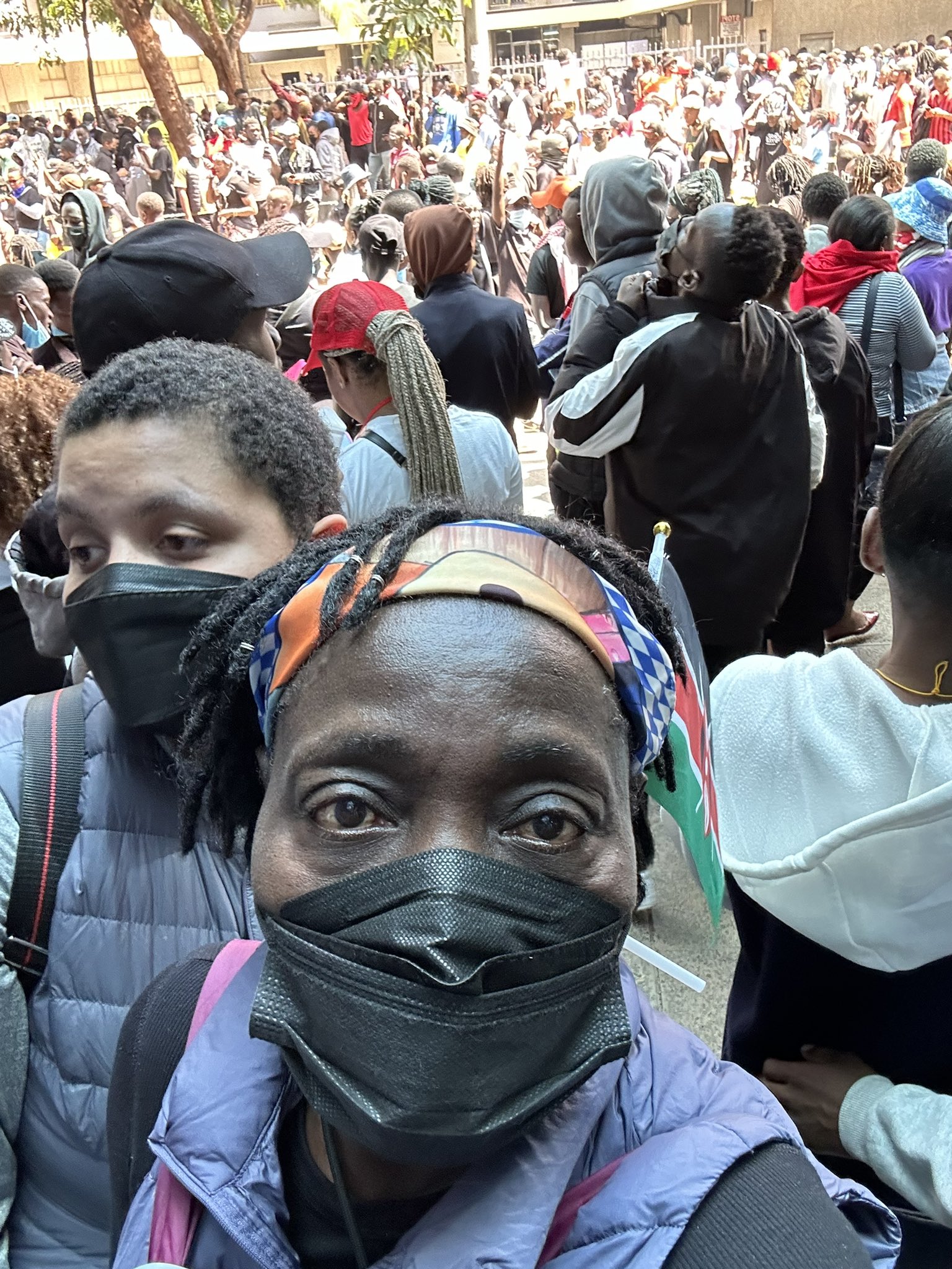 "Nici măcar nu mai văd". Sora lui Obama, printre miile de manifestanți din Nairobi în care poliția a tras cu gaze lacrimogene