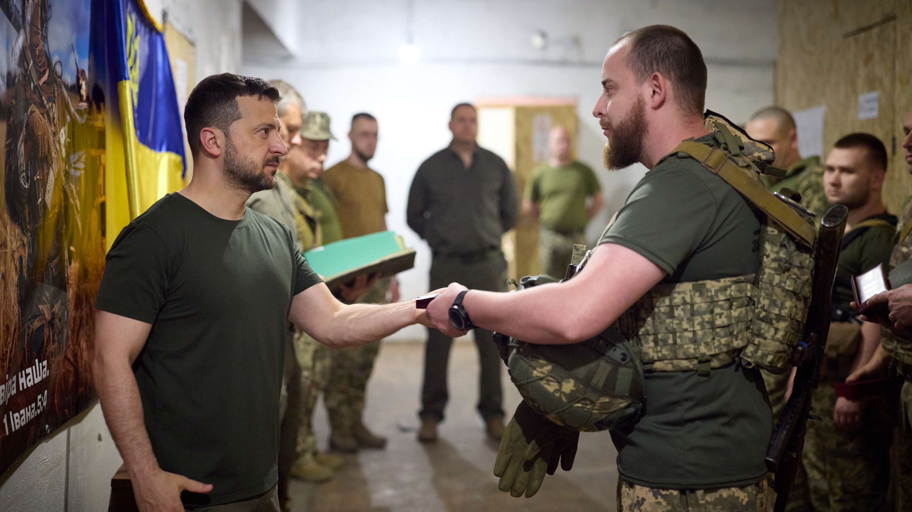 Zelenski a vizitat azi frontul din estul Ucrainei. „Soluţiile nu se văd de la Kiev”