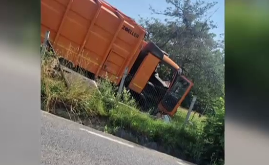Caz șocant în Maramureș. Un șofer a murit după ce s-a aruncat, în mers, din mașina de gunoi