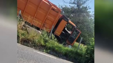 un autocamion a intrat in gardul unei case