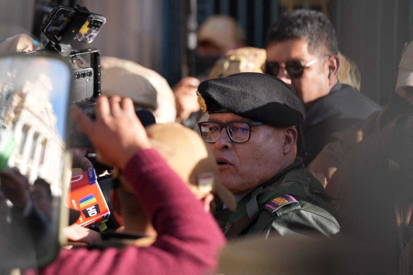 Acuzaţi de tentativă de lovitură de stat, militarii rebeli din Bolivia s-au retras. Șeful armatei a fost demis