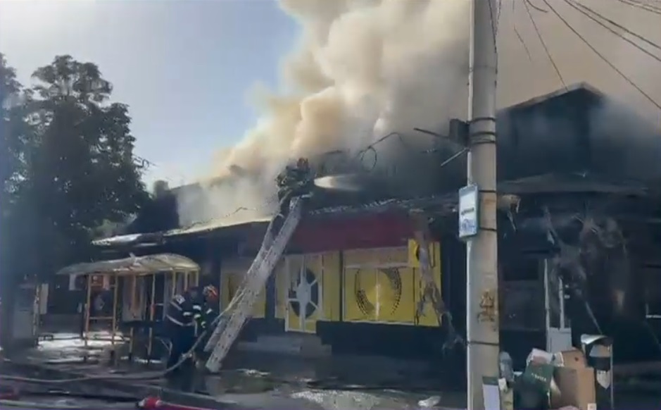 Incendiu uriaș la un centru comercial din Ploieşti. A fost emis mesaj RO-ALERT, iar traficul e restricționat