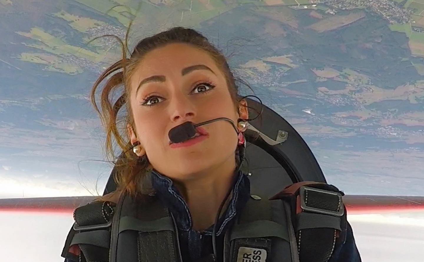 Clipe de groază pentru o femeie-pilot de acrobație: Cupola avionului s-a deschis în zbor. „Un singur lucru am auzit tare și clar”