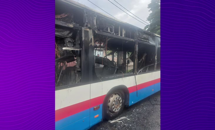 Panică în Oradea: Un autobuz în care erau călători a luat foc în mers