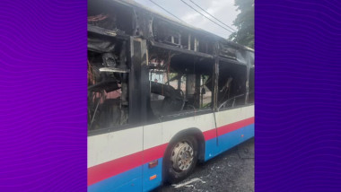 un autobuz a luat foc in mers