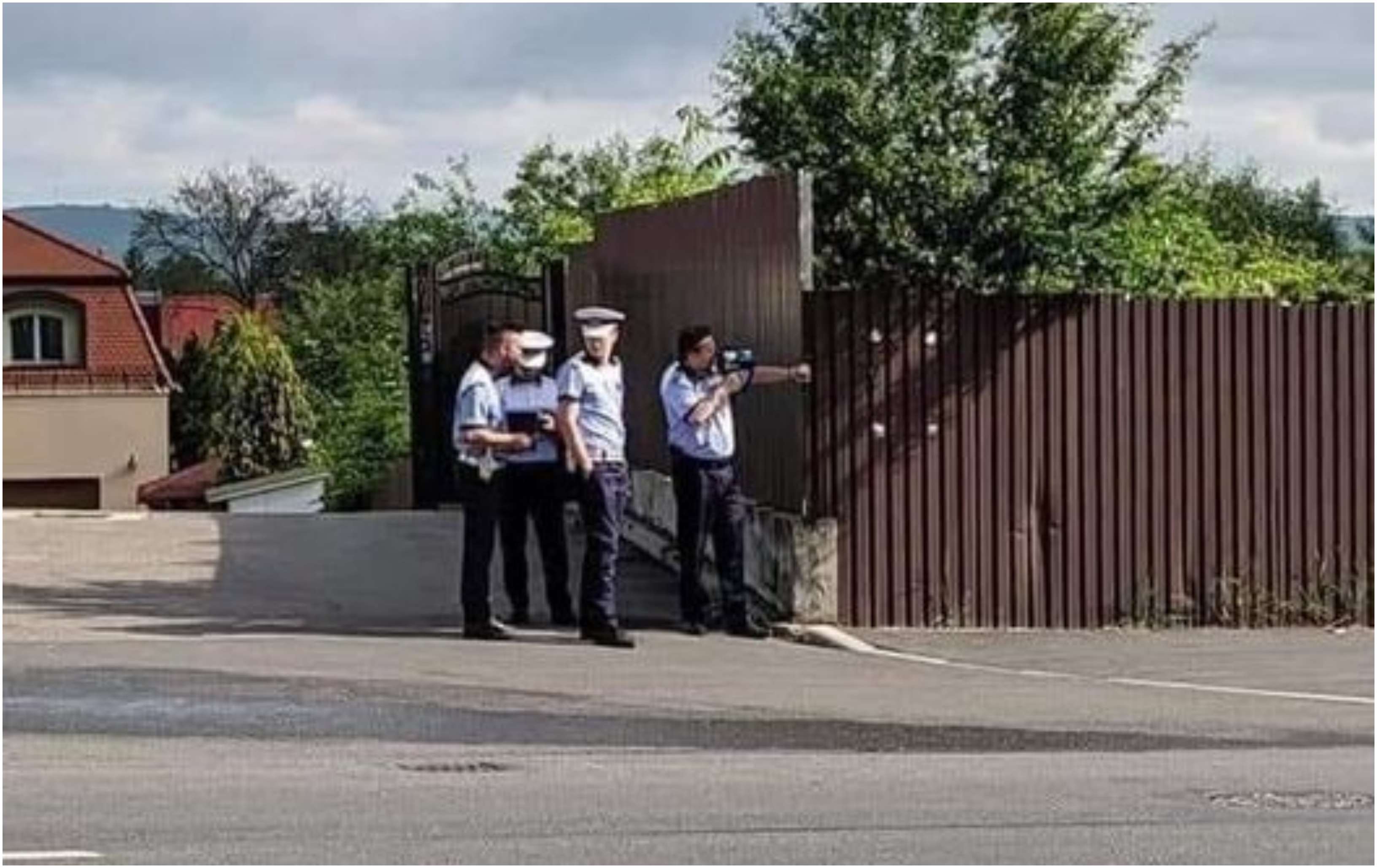 Patru polițiști au fost surprinși la pândă cu radarul. Fotografia care a înfuriat șoferii: "De-a râsul-plânsul!". Cum explică Poliția