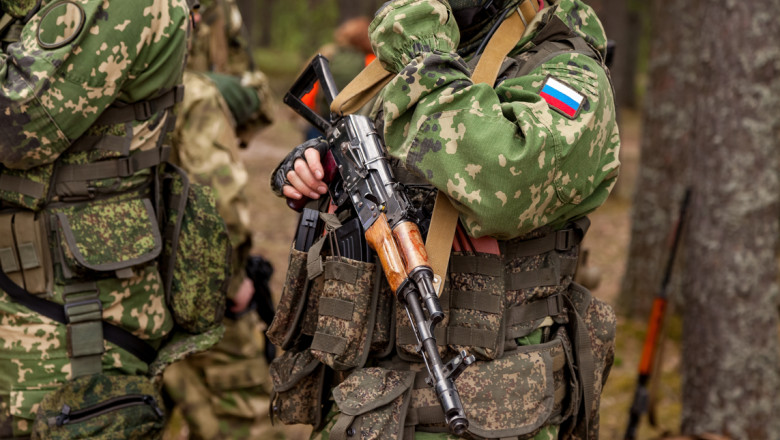 militari ruși pe front în ucraina cu armă în mână