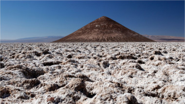 munte în mijlocul deșertului de sare din Argentina