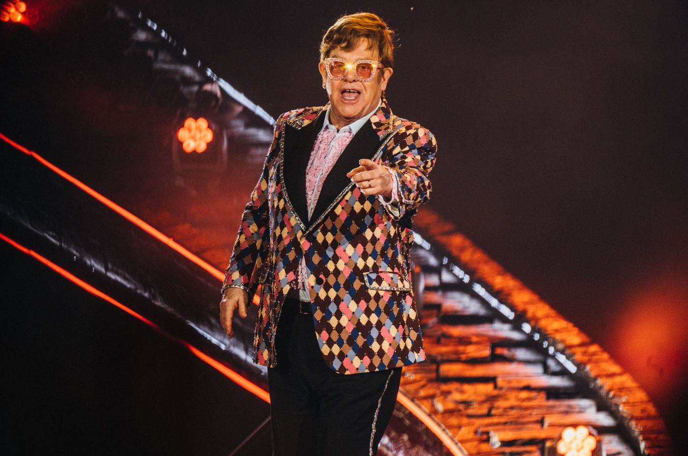 Elton John îşi vinde garderoba personală pe eBay. Banii vor fi folosiți „pentru a pune capăt stigmatizării LGBTQ+"