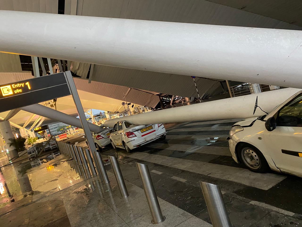 Un mort și opt răniți după ce o parte din acoperișul aeroportului din Delhi s-a prăbușit (VIDEO)