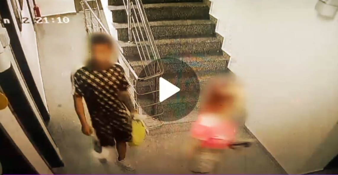 Crima de la hotel. Bărbatul a fost surprins de camerele de supraveghere când a ieșit să cumpere cuțitul cu care și-a ucis iubita
