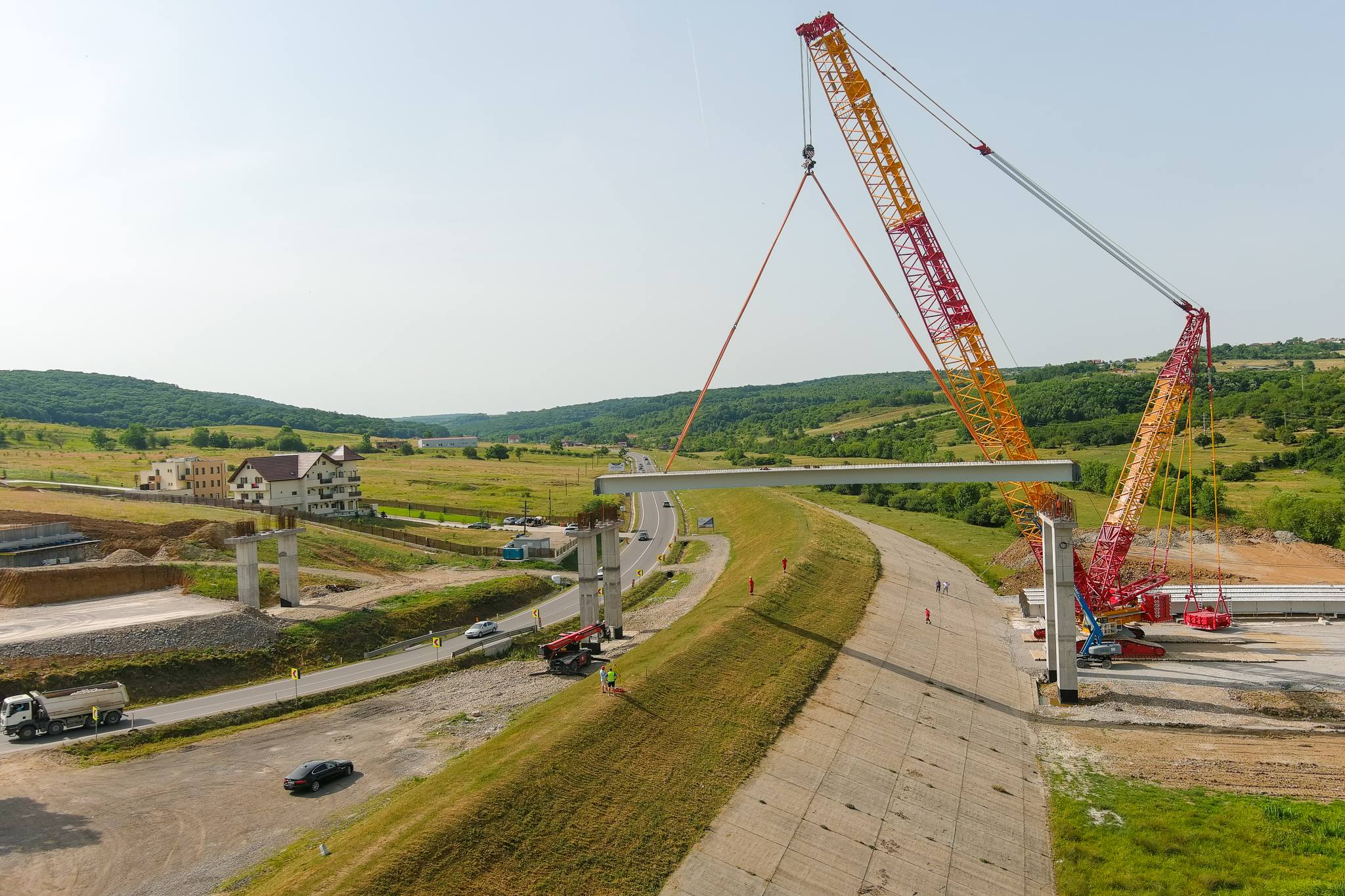 VIDEO Una dintre cele mai mari macarale din România construiește un pasaj rutier lângă Oradea