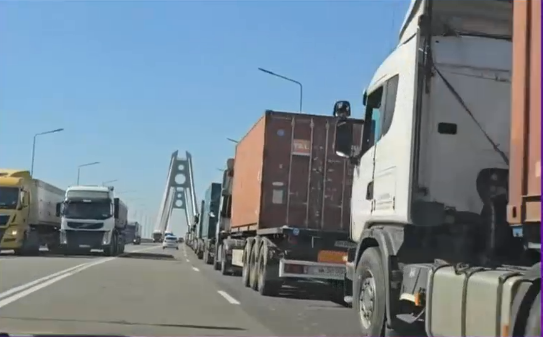 Blocaj pe podul de la Agigea, TIR-urile așteaptă în coloană să ajungă în Portul Constanța. Turiștii nu pot înainta spre litoral