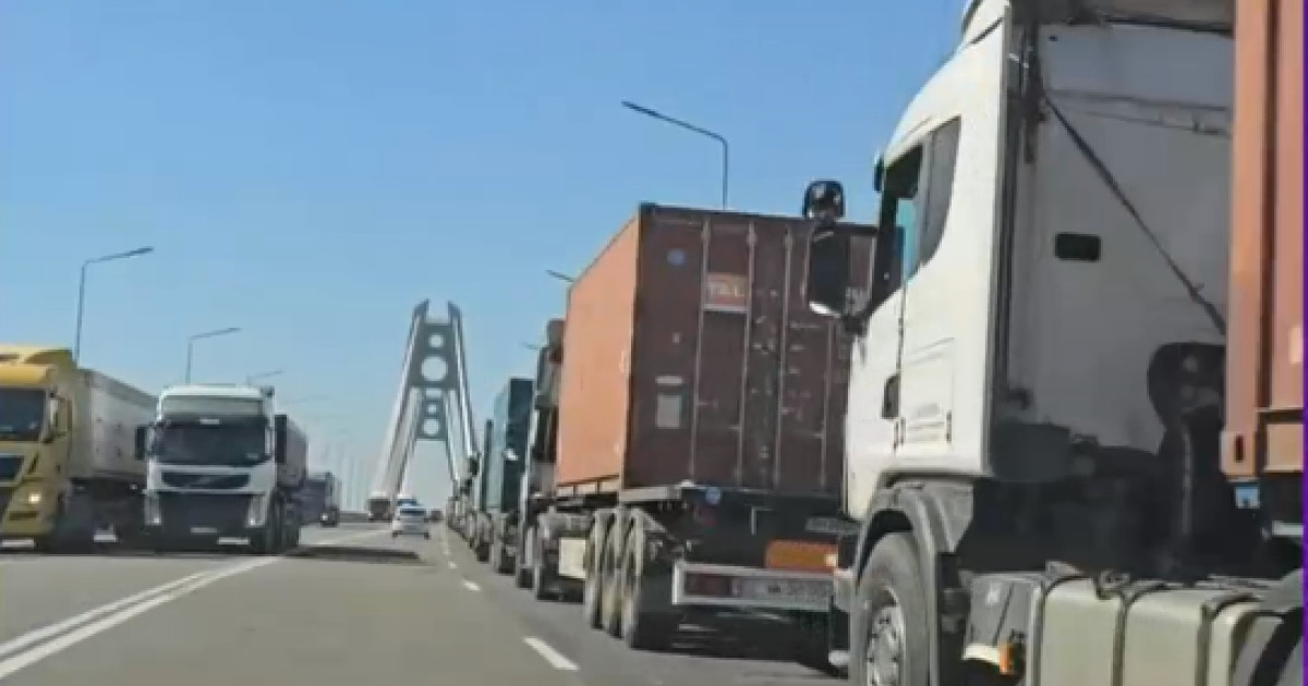 Aglomerație pe podul de la Agigea, camioanele așteaptă în trafic să ajungă în Portul Constanța. Turiștii întâlnesc dificultăți în deplasarea spre litoral.