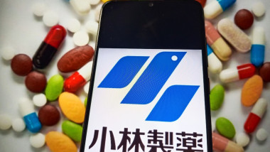 ilustrație cu pastile și logo-ul firmei japoneze Kobayashi Pharmaceutical