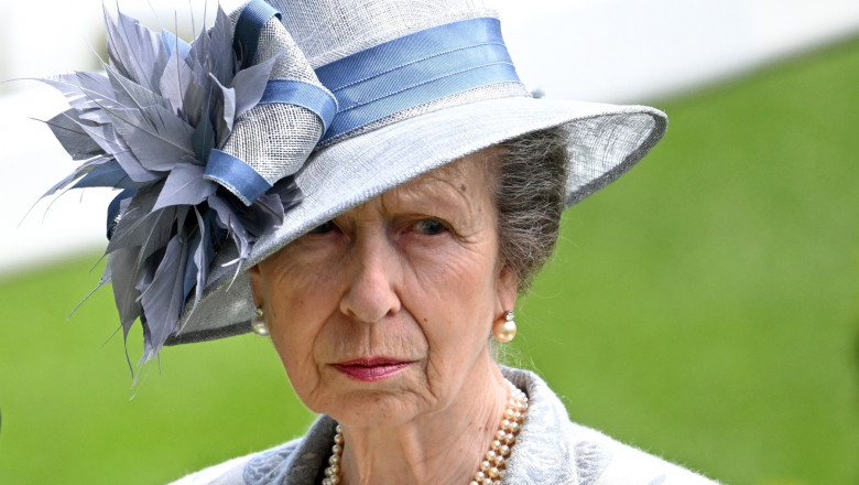 prințesa anne a marii britanii cu pălărie pe cap