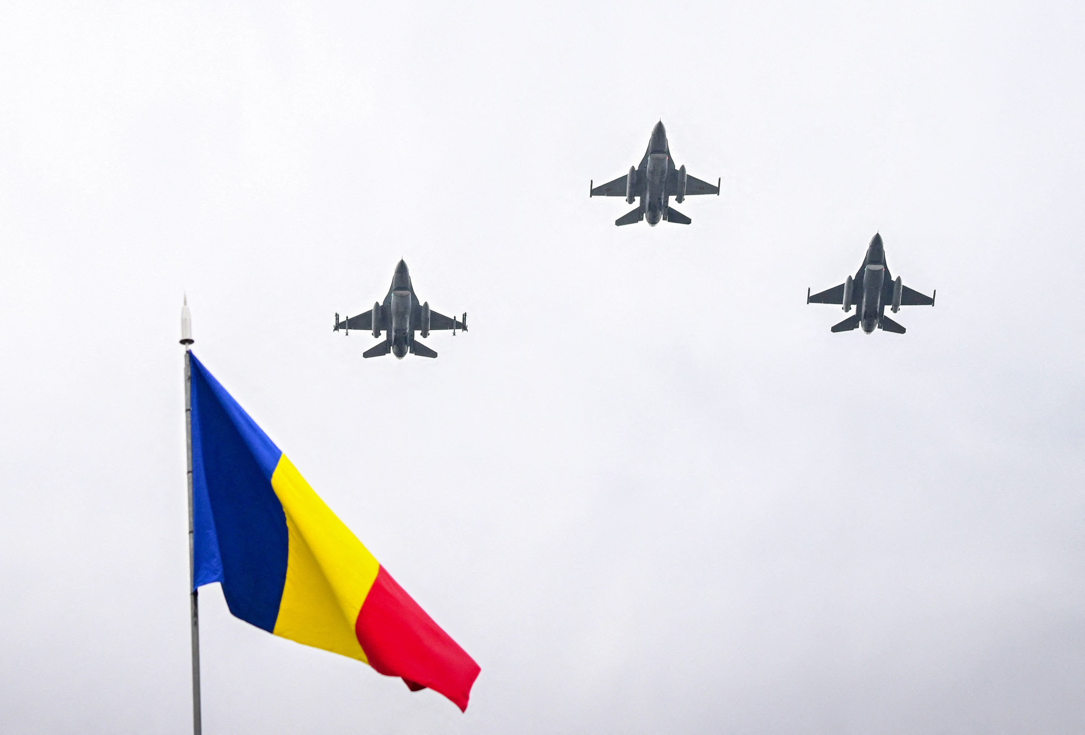 Alte trei avioane F-16 cumpărate de România de la norvegieni au aterizat la Câmpia Turzii