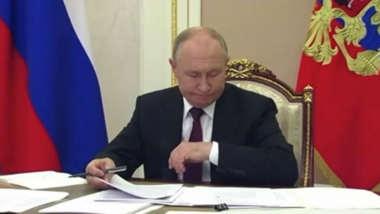 Vladimir Putin se uită din reflex să vadă cât e ceasul, chiar dacă nu are ceasul la mână