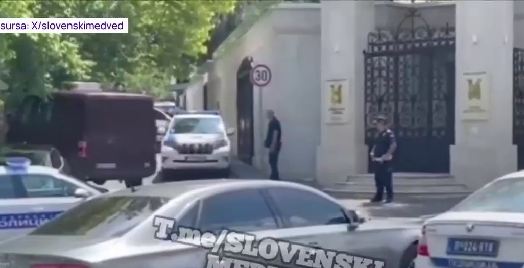 Atac în fața ambasadei Israelului din Belgrad. Un bărbat a tras cu o arbaletă într-un polițist