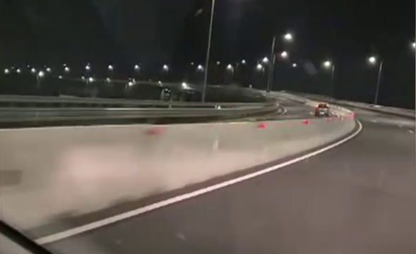 Inconștiență la volan: Un șofer a fost filmat în timp ce conducea cu peste 100 km/h pe contrasens