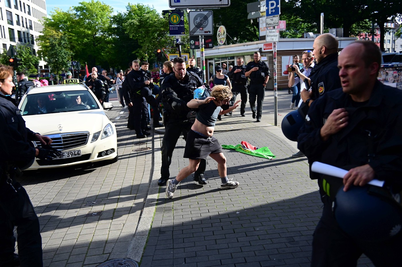 Protest uriaș față de extrema dreaptă din Germania. Sunt așteptați 100.000 de oameni. Au fost ciocniri între manifestanți şi poliţie