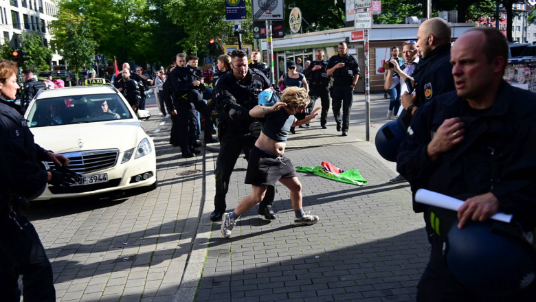 Protest față de extrema dreaptă din Germania. Au fost ciocniri între manifestanți şi poliţie.