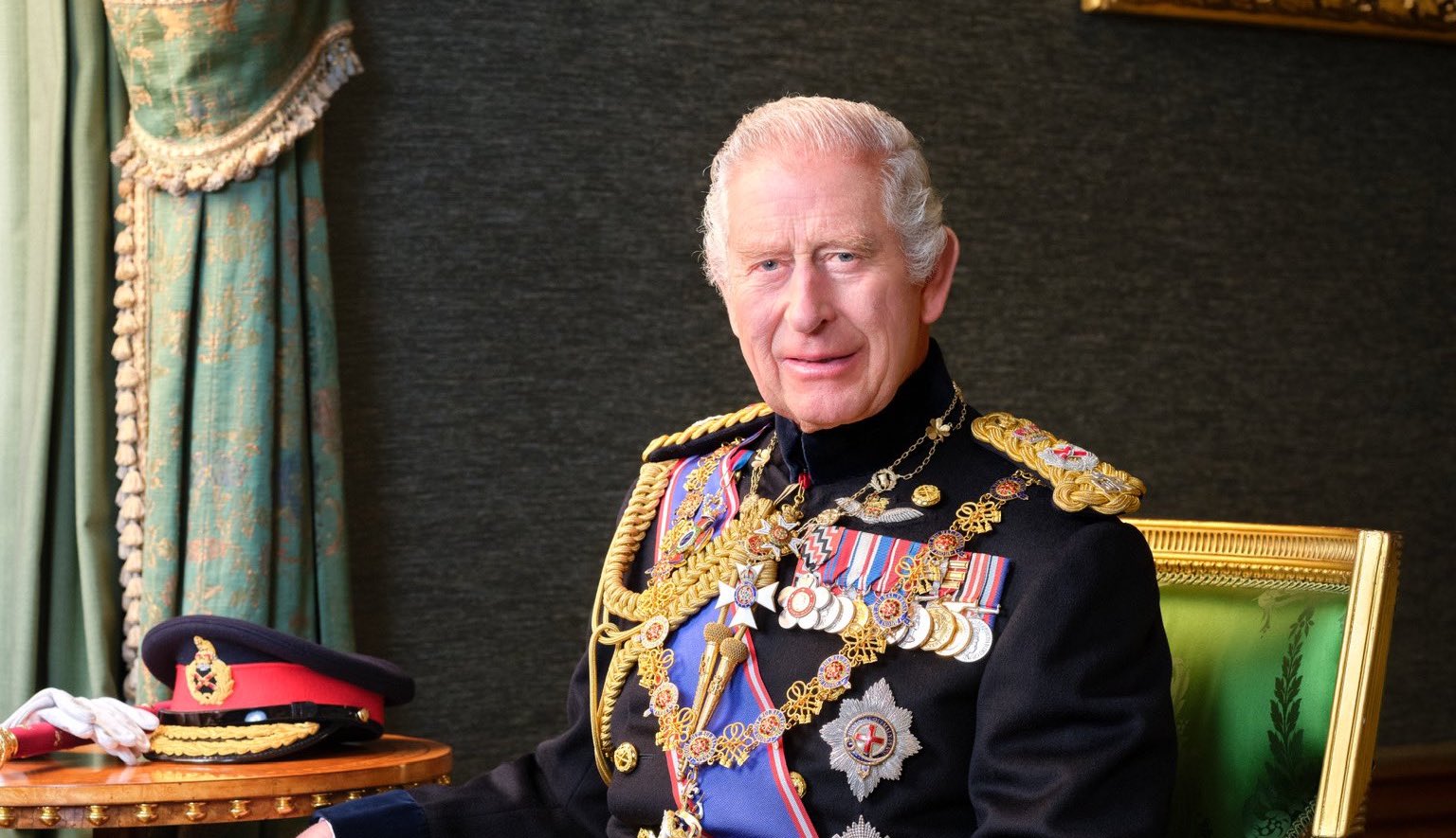 Palatul Buckingham a dezvăluit un nou portret al regelui Charles, după controversatul tablou cu fundal roșu