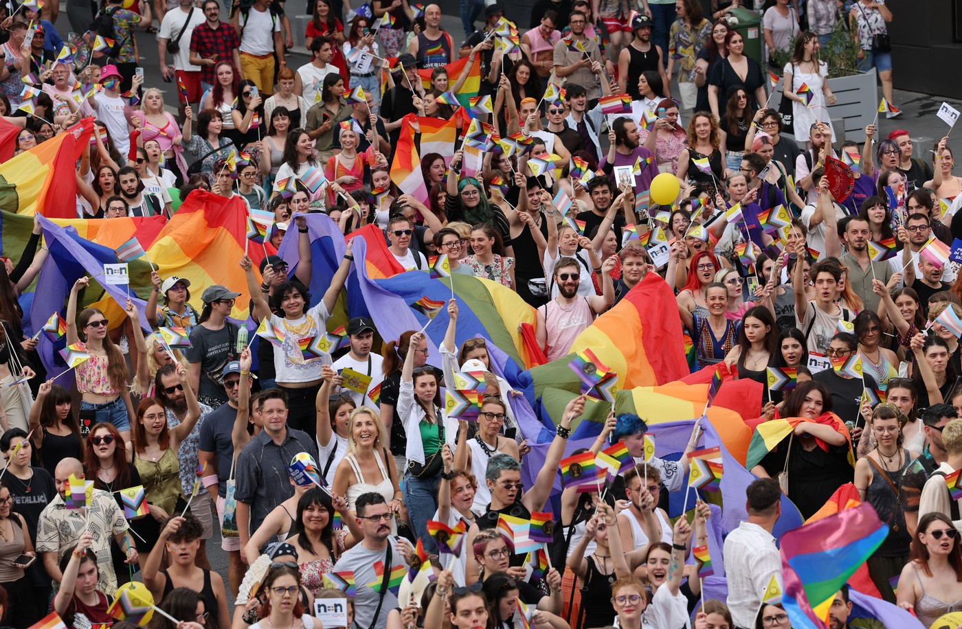Marșul Bucharest Pride 2024 are loc în Piața Victoriei. Susținătorii „familiei tradiționale” organizează o contramanifestație