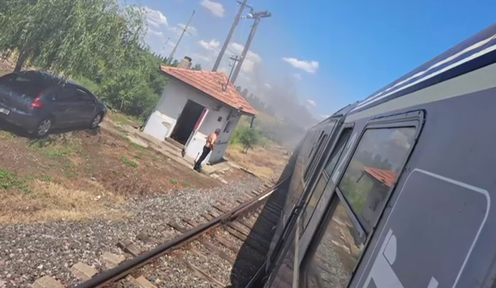 Panică într-un tren care se întorcea de la mare. Locomotiva a luat foc în mers