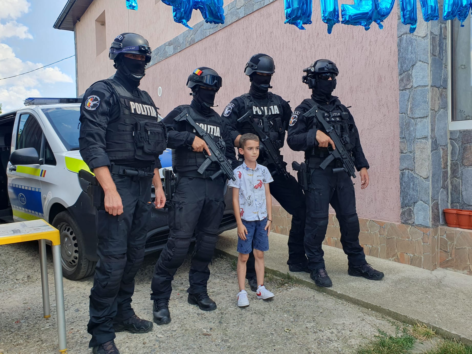 Surpriză uriașă pentru un puști de șapte ani. Mascații „au dat buzna” la petrecerea de ziua sa cu un tort