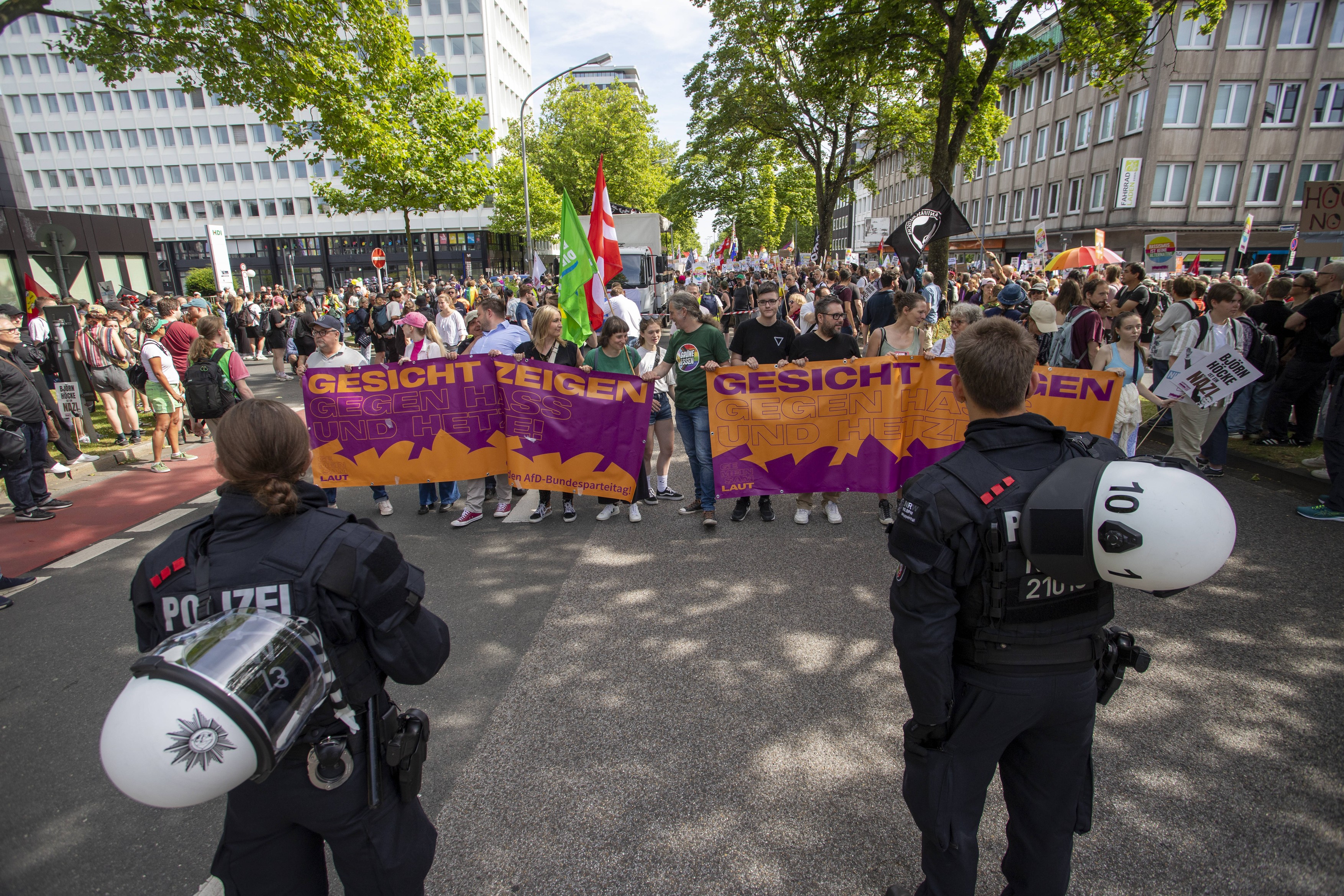 Doi polițiști au fost răniți grav în timpul protestelor împotriva congresului AfD, partidul de extremă-dreaptă din Germania