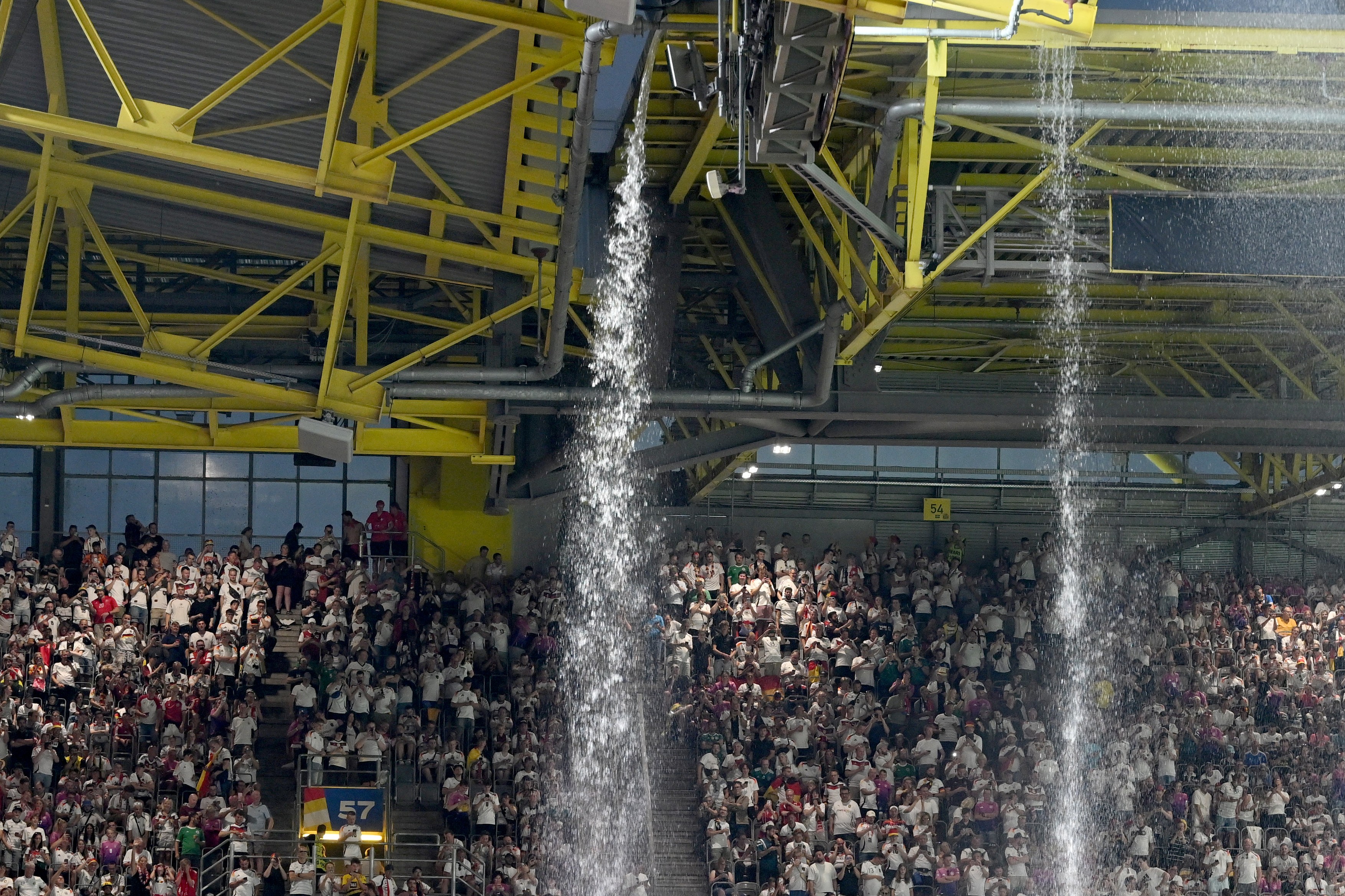 Meciul Germania-Danemarca din optimile Euro 2024 a fost întrerupt 25 de minute din cauza unei furtuni puternice