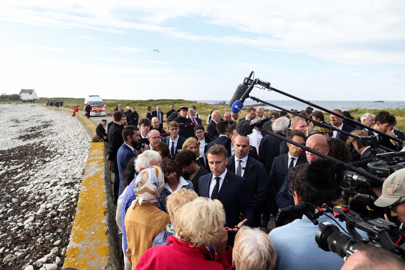 Macron e criticat virulent de partidele de stânga, după ce a atacat o propunere „grotească” pentru „schimbarea sexului la primărie”