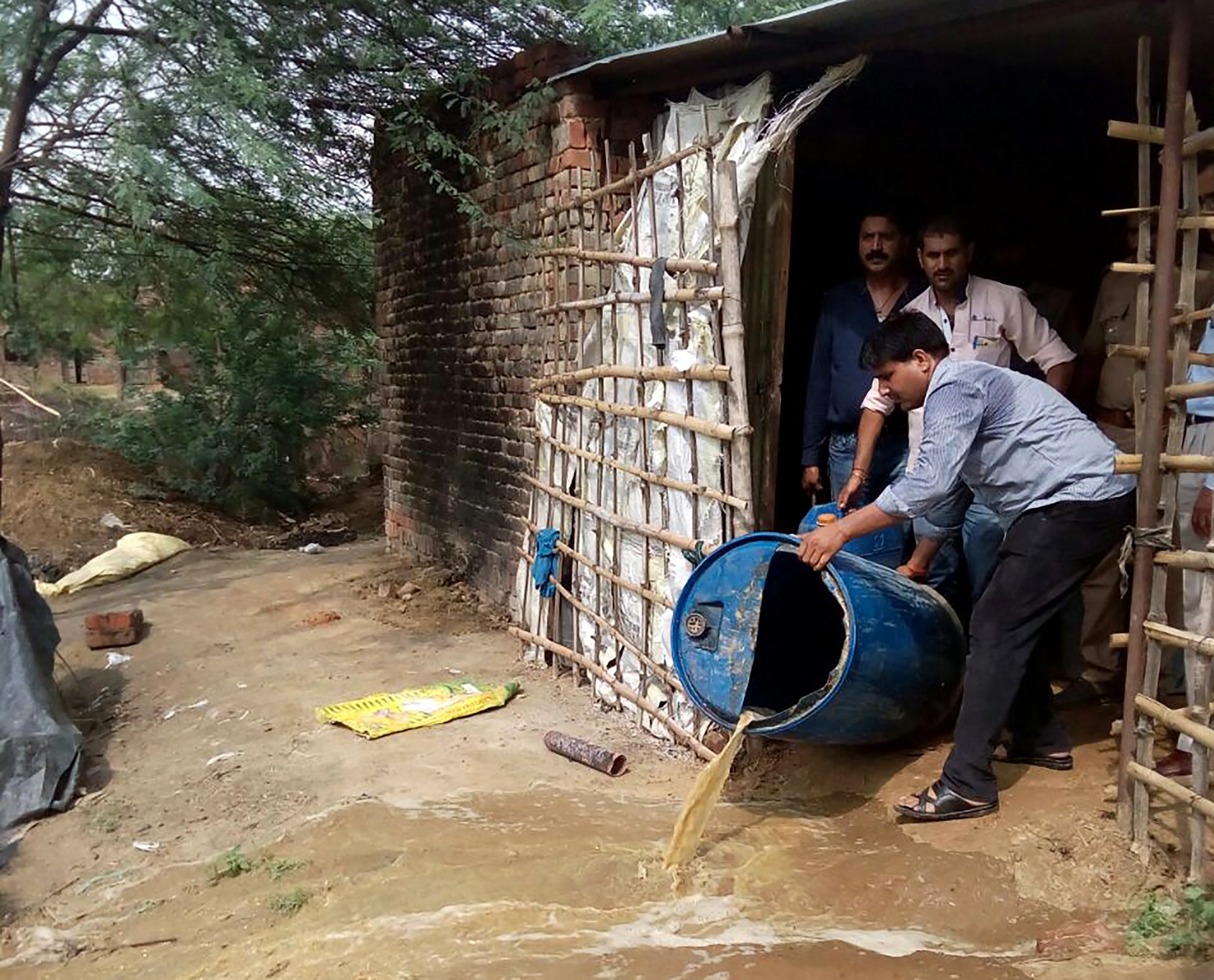 Zeci de morți după ce pe piață a ajuns alcool cu o substanță toxică. Anchetă de amploare în India, după această tragedie