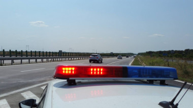 masina de politie supravegheaza traficul pe autostrada