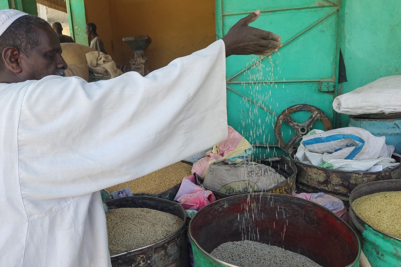 Reuters: Foametea cuprinde Sudanul, iar cei flămânzi mănâncă pământ și frunze