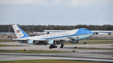 boeing 747 air force one decoleaza