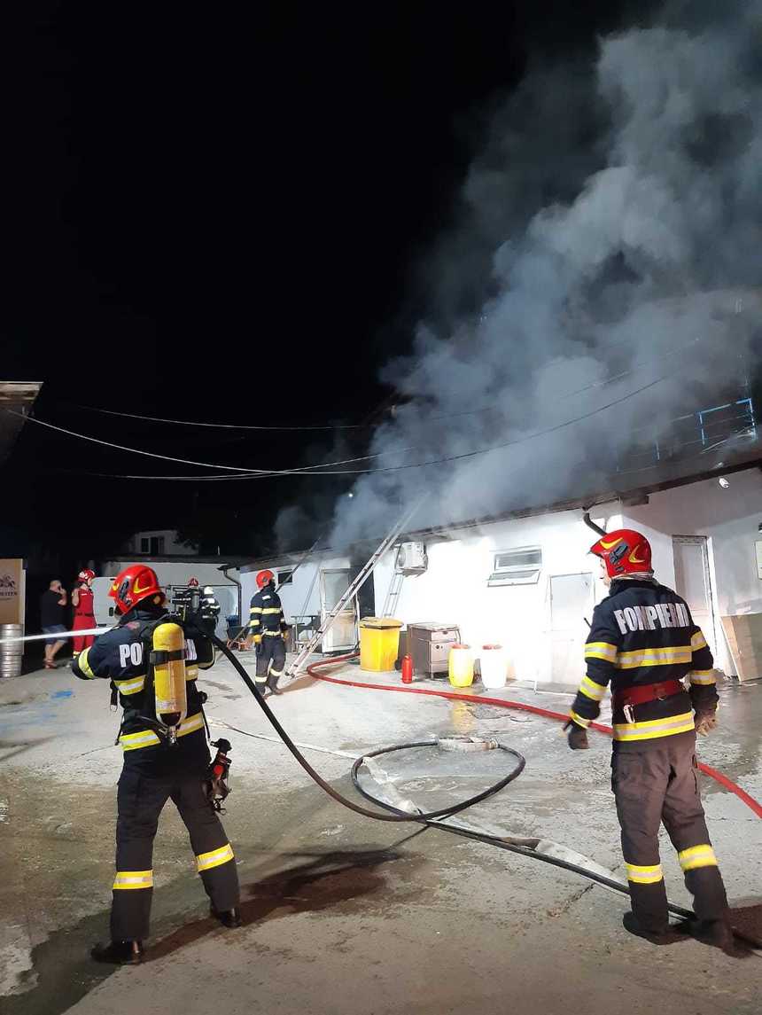 Incendiu la o pensiune din Ocnele Mari. În interior erau 14 persoane, dintre care 11 turiști