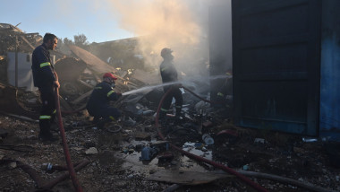 pompieri intervin la un incendiu in grecia