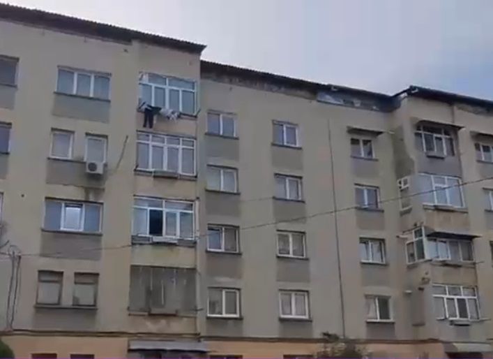 Detalii cutremurătoare în cazul fetei din Balș care a căzut de la etajul 4. Totul a pornit de la o ceartă între mama ei și tatăl vitreg