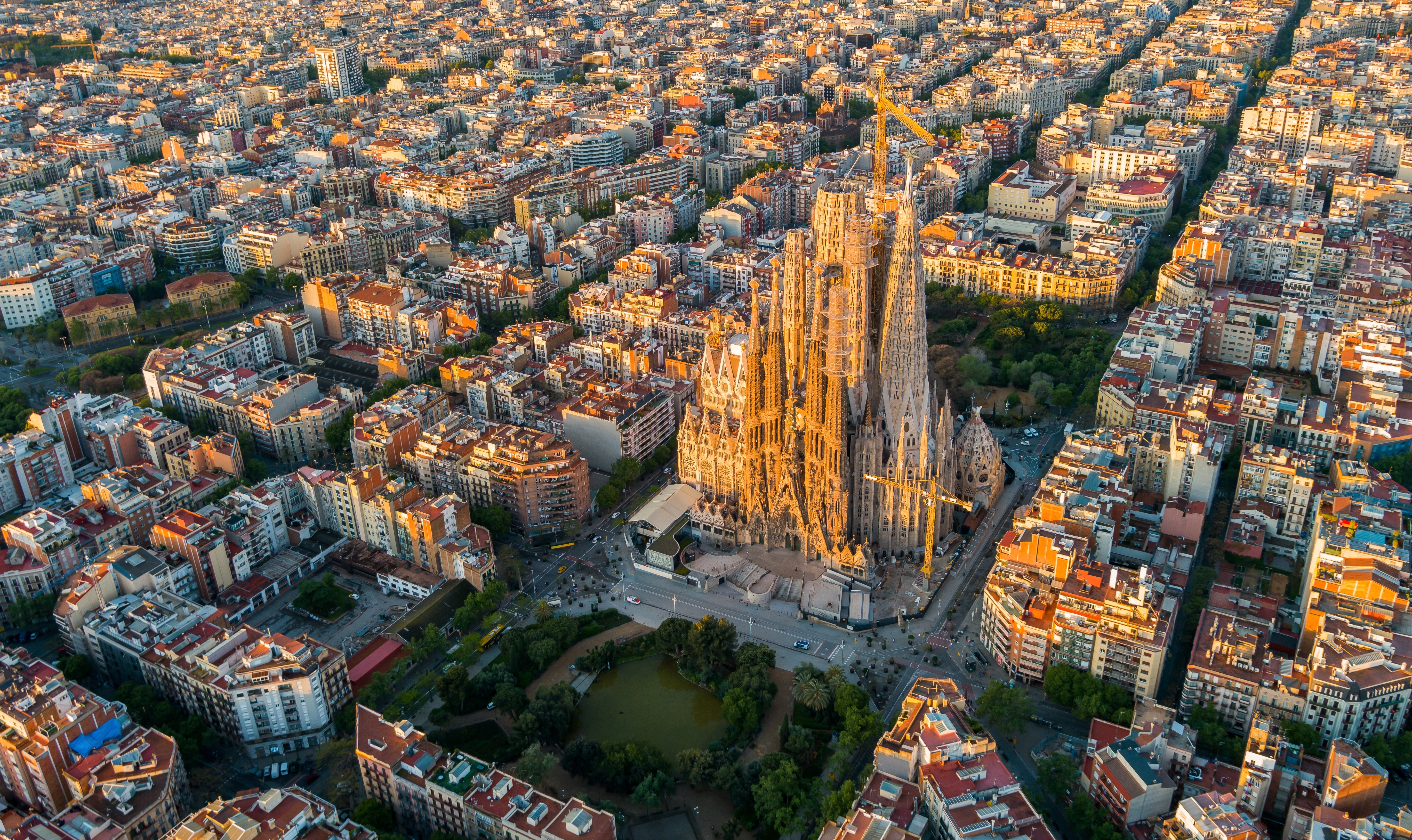 Turiștii care merg în Barcelona nu vor mai putea închiria apartamente pe termen scurt. Anunțul primarului