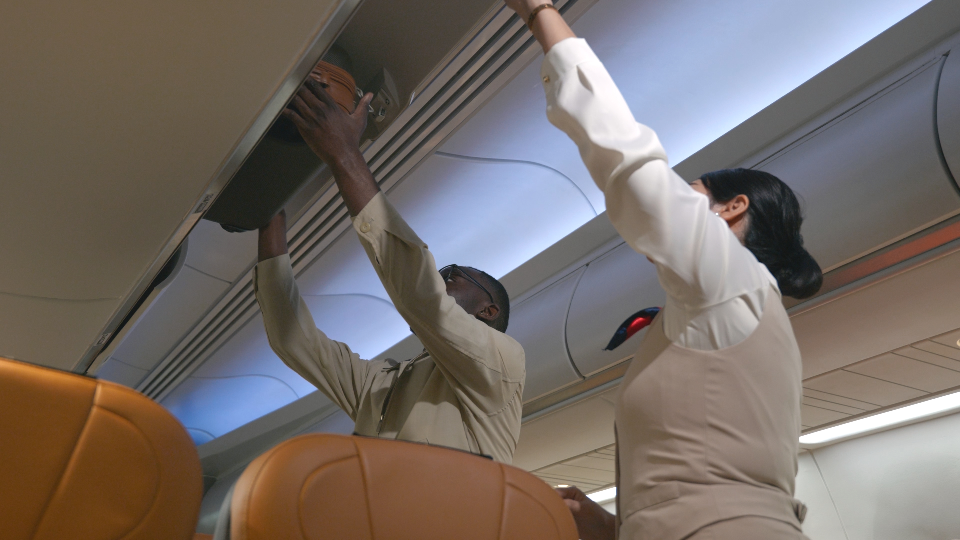 Mai mulți bărbați de culoare au fost dați jos din avion pe motiv că miroseau urât. Cum răspunde compania aeriană