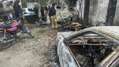 masini incendiate in pakistan