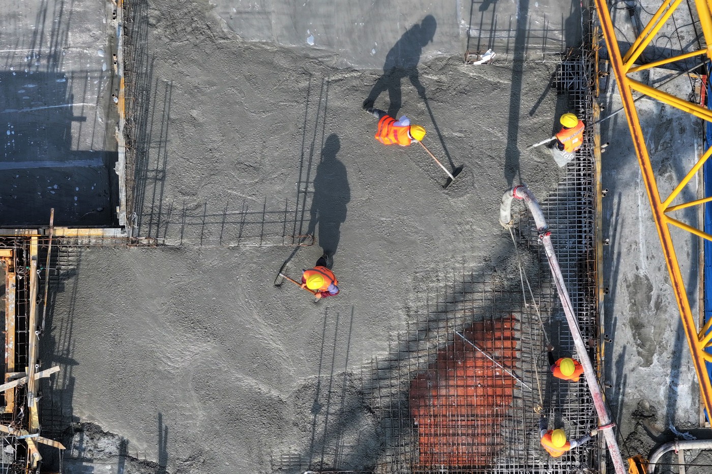 „Simți că ești la un pas de moarte, dar nu ai de ales”. Cum îi afectează căldura extremă pe muncitorii din construcții