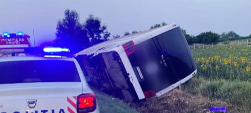 Patru răniți după ce un autocar în care erau 59 de cetățeni bulgari s-a răsturnat pe "Drumul Morții", în Vrancea