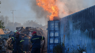pompierii intervin la un incendiu in grecia