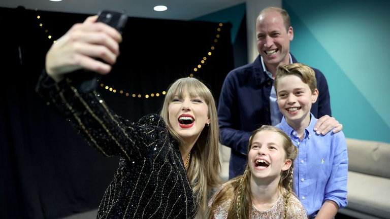 Selfie-ul momentului. Taylor Swift, alături de prințul William, George și Charlotte