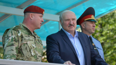 Aleksandr Lukașenko langa doi ofiteri